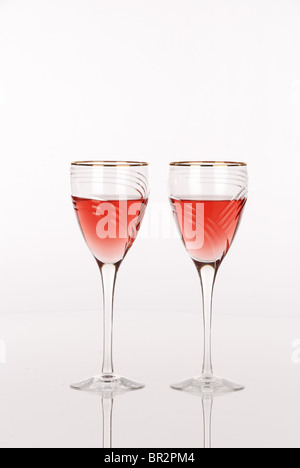 Zwei Luxus-Wein-Gläser mit weißen Zinfandel Wein mit weißem Hintergrund Stockfoto