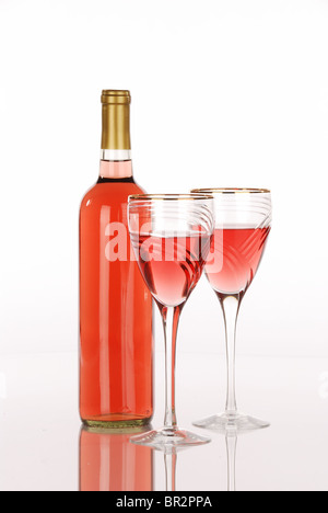 Weißen Zinfandel-Flasche mit zwei Luxus-Wein-Gläser mit weißem Hintergrund Stockfoto
