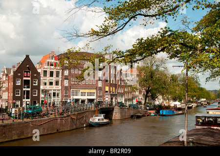 Amsterdamer Straße und Kanal Stockfoto