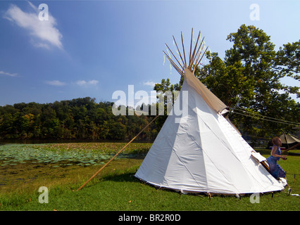 Dayton, Tennessee - Tipi während einem Powwow einrichten. Stockfoto