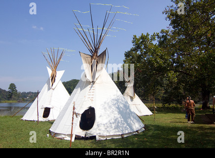 Dayton, Tennessee - Tipi während einem Powwow einrichten. Stockfoto