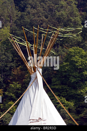 Dayton, Tennessee - Tipp von einem Tipi während einem Powwow einrichten. Stockfoto