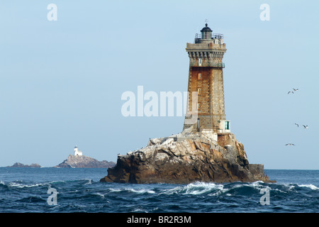 La Vieille und Tevennec Leuchttürme im Atlantik, Bretagne, Frankreich, in der Nähe von Pointe du raz Stockfoto