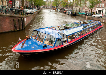 Boot um eine Umdrehung an einer von der Amsterdamer Kanäle Stockfoto