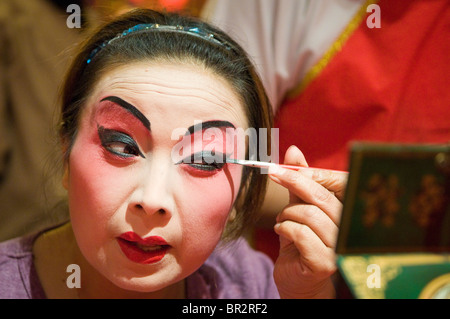 Sichuan Oper Schauspielerin gilt Make-up vor der Ausführung auf Shufenyayuan Teehaus, Chengdu, Provinz Sichuan, China Stockfoto