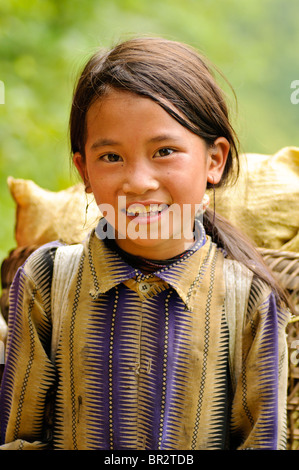 Vietnamesische Mädchen in Sapa, Vietnam, mit einem Rucksack. Stockfoto