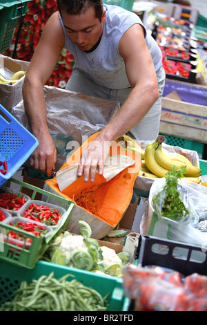 Frische Teile der Melone im Obst-und Gemüsehändler zerschneiden. Frisches Obst und Gemüse für den Verkauf auf den Straßen von Valletta Malta. Stockfoto