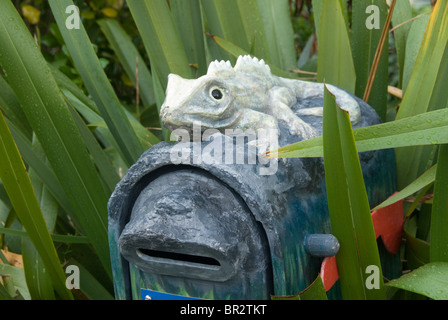 Briefkasten mit Tuatara, Linkwater, Marlborough, Südinsel, Neuseeland Stockfoto