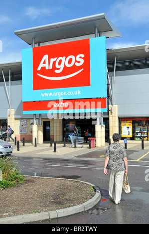 Kunden, die zu Fuß in Richtung Argos Retail Store Parkeingang Stockfoto