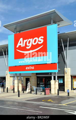 Kunden, die zu Fuß in Richtung Argos Retail Store Parkeingang Stockfoto