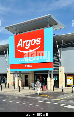 Kunden, die zu Fuß in Richtung Argos Retail Store Parkeingang Stockfoto