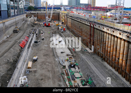 Baugewerbe Infrastruktur Baustellenmaschinen im Kassettendamm am Bahnhof Canary Wharf für Elizabeth Line Crossrail Trains London UK Stockfoto