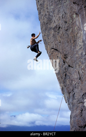 Kletterer fallen beim Aufstieg führen. Stockfoto