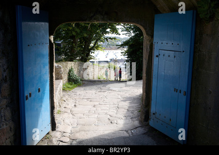 Blauen Türen am Eingang der Garnison St Mary's, Scilly-Inseln Stockfoto