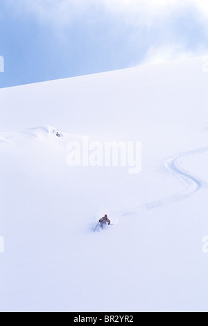 Männlichen Skifahrer abzubiegen auf große Backcountry Hang. Stockfoto