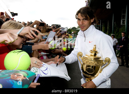 Rafael Nadal (ESP) Autogramme außerhalb der Vorderseite des Centre Court nach dem Gewinn der Wimbledon Tennis Championships 2010 Stockfoto