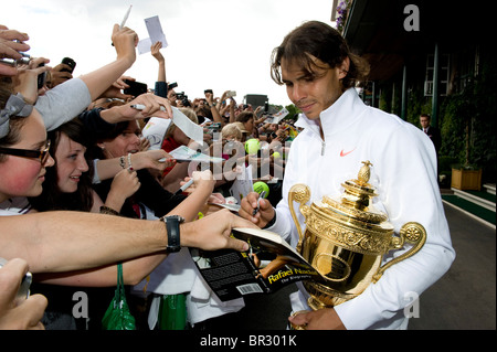 Rafael Nadal (ESP) Autogramme außerhalb der Vorderseite des Centre Court nach dem Gewinn der Wimbledon Tennis Championships 2010 Stockfoto