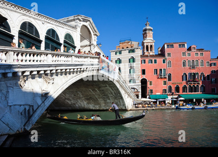 Rialto Brücke, Ponte de Rialto, mit einer Gondel auf den Canal Grande, Venedig, Italien Stockfoto