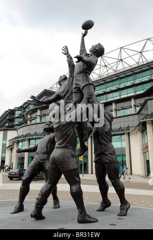 Line-out-Statue von Gerald Laing außerhalb Twickenham Stadium in London. Heimat der englischen Rugby Football Union oder RFU Stockfoto