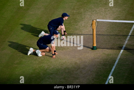 Balljungen auf Platz 1 bei den Wimbledon Tennis Championships 2010 Stockfoto