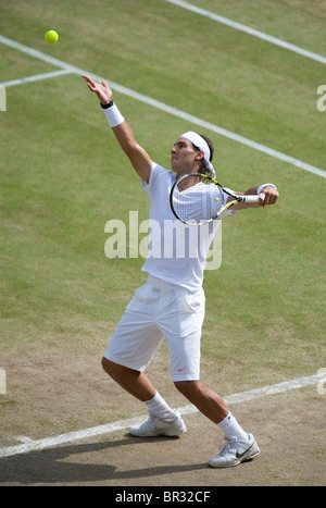 Rafael Nadal (ESP) in Aktion während Wimbledon Tennis Championships 2010 Stockfoto