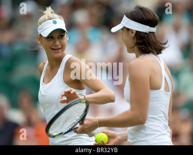 Anna Kournikova (RUS) und Martina Hingis (SUI) bei den Wimbledon Tennis Championships 2010 Stockfoto