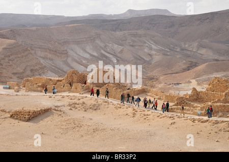 Touristen in der Herodes-Festung Masada, Symbol für die Freiheit von Israel, Totes Meer, Israel, Naher Osten und Orient Stockfoto