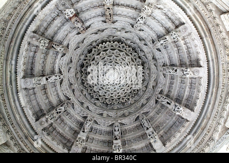 Mandala-Stil Steinskulptur Deckenmedaillons in Ranakpur, einer der größten Tempel in Indien der Jain Religion. Stockfoto