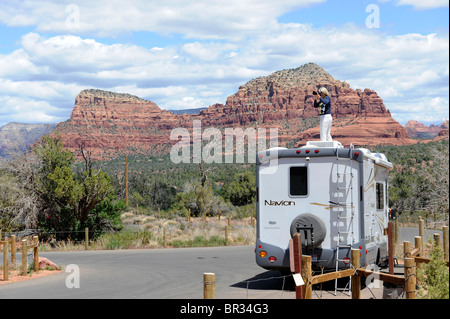 Frau Modellbauten Ausblicke vom Wohnmobil RV Sedona Arizona Stockfoto