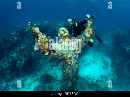 Taucher und Christus-Statue, Key Largo, Florida. Stockfoto