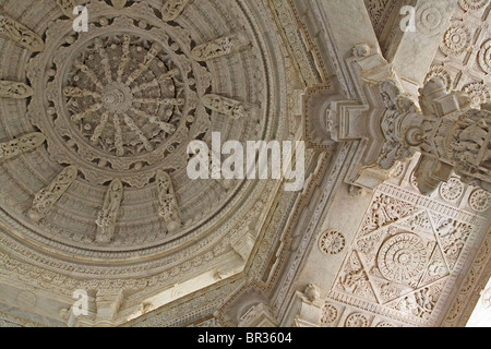 Mandala-Stil Steinskulptur Deckenmedaillons in Ranakpur, einer der größten Tempel in Indien der Jain Religion. Stockfoto