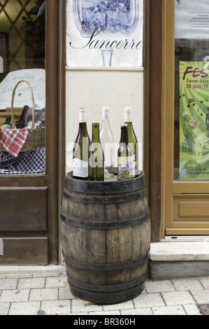 Flaschen Weißwein angezeigt auf einem Fass außerhalb einer Kaufmann Weinhandlung in Sancerre, Frankreich Stockfoto