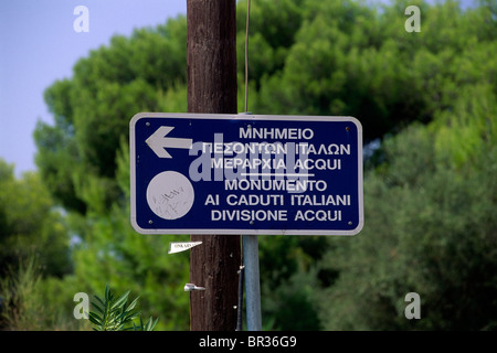 Griechenland, Ionische Inseln, Kefalonia, Argostoli, Monumento Ai caduti italiani Divisione Acqui, Straßenschild auf griechisch und italienisch Stockfoto