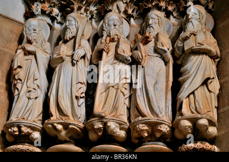 Portugal, Alentejo: Apostel-Skulpturen in der Hauptzugang von der Kathedrale Évora Stockfoto