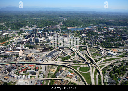 Luftaufnahme der Innenstadt von Knoxville, TN am Tennessee-Fluss entlang und mit dem Great Smoky Mountains Nationalpark am Horizont. Stockfoto