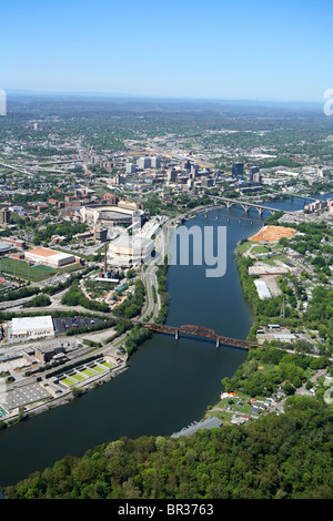 Luftaufnahme der Innenstadt von Knoxville, TN am Tennessee-Fluss entlang. Stockfoto