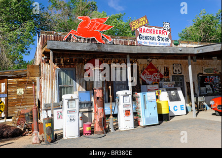 Zeichen und antike Gas Mobil Gas Pumpen Hackberry General Store Route 66-Arizona Stockfoto