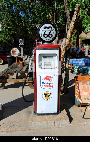Alte Gas Pumpen Hackberry Gemischtwarenladen Route 66-Arizona Stockfoto