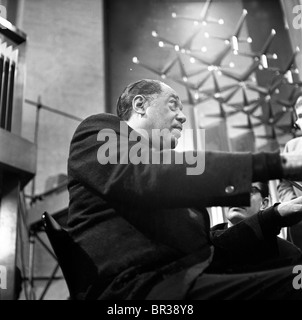 Duke Ellington probt am Klavier für ein Konzert für ABC Television in der Kathedrale von Coventry. 24. FEBRUAR 1966 FOTO VON DAVID BAGNALL Stockfoto