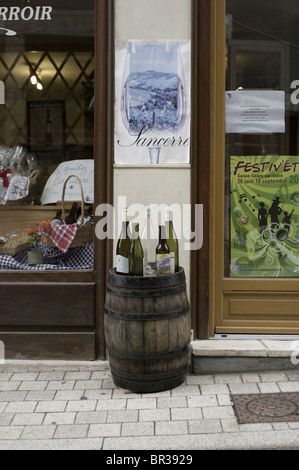 Flaschen Weißwein angezeigt auf einem Fass außerhalb einer Kaufmann Weinhandlung in Sancerre, Frankreich Stockfoto