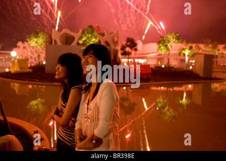 Zwei Frauen zu beobachten, ein Feuerwerk in Singapur anzeigen. Stockfoto