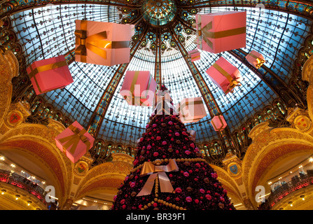 Weihnachtsschmuck im Galeries Lafayette Hall. Paris. Frankreich Stockfoto