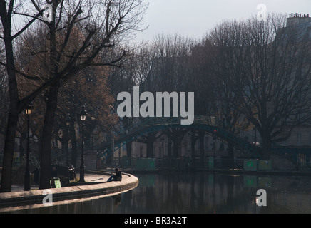 Am Sonntag werden die Ufer des Kanals Saint-Martin Fußgänger erlaubt Parisern zu fahren oder eine Promenade zu genießen Stockfoto