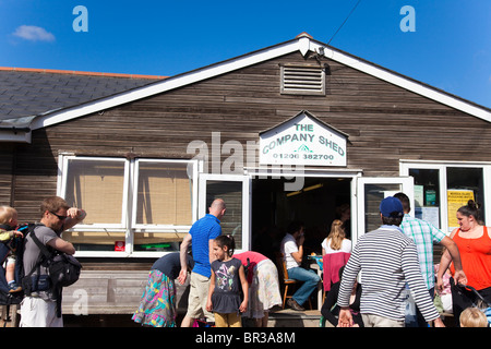 Warten auf einen Platz in der Firma Schuppen Meeresfrüchte Shop und lokal, West Mersea, Essex, Großbritannien Stockfoto