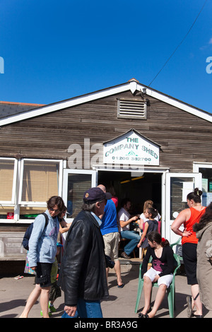 Warten auf einen Platz in der Firma Schuppen Meeresfrüchte Shop und lokal, West Mersea, Essex, Großbritannien Stockfoto