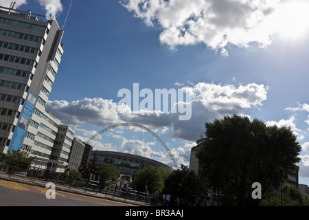 Abgewinkelte Aspekt des modernen und leicht erkennbare Wembley-Stadion betrachtet von Bridge Road in der Nähe von Wembley Park Station. Stockfoto