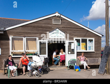 Warten auf einen Platz in der Firma Schuppen Meeresfrüchte Shop und lokal, West Mersea, Essex, Großbritannien Stockfoto