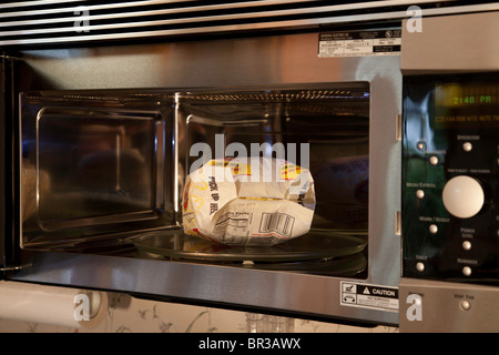 Mikrowelle und Popcorn [Serie 2 von 3] Stockfoto