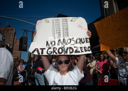 Gegner der Cordoba Initiative Moschee und islamische kulturelle Mitte Rally in New York Stockfoto