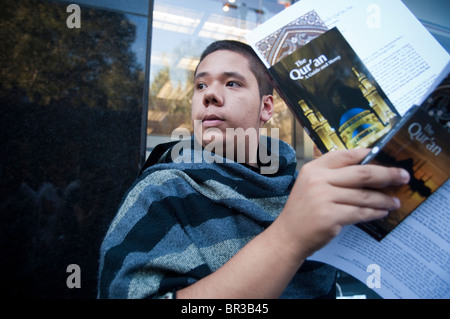 Muslime verschenken kostenlose Korane auf einer Straße in lower Manhattan Stockfoto